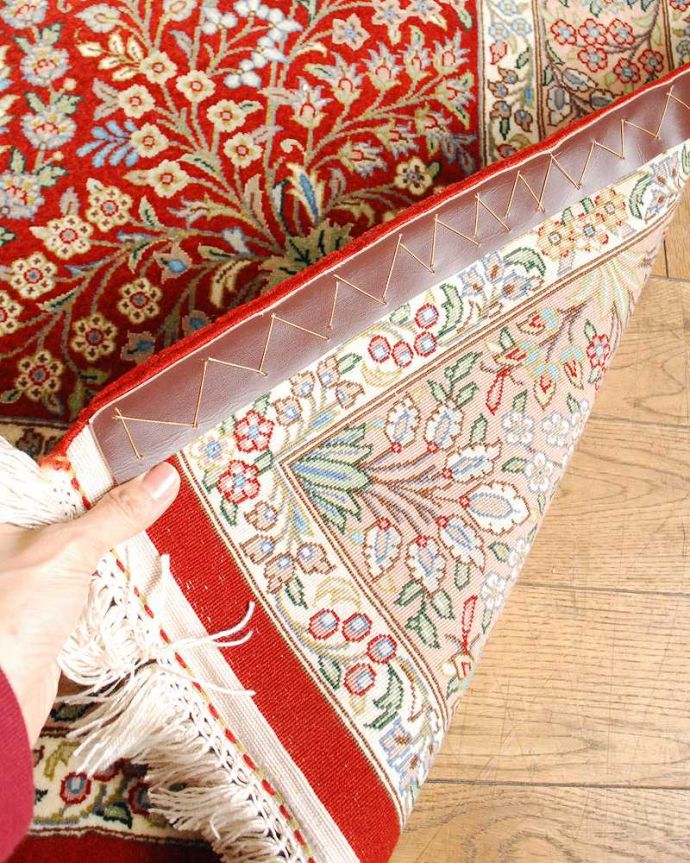 手織りの美しいラグ