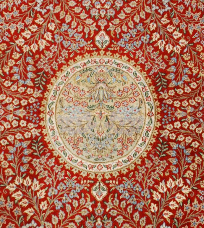 伝統に新しい解釈を加えたクムの絨毯