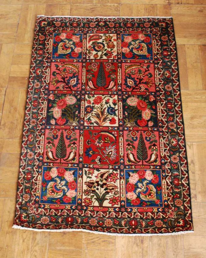 アンティーク 布製の雑貨　アンティーク雑貨　いろんな模様が描かれたオールドペルシャ「バクティアリ」。上から見ると･･･オールドペルシャなので新品ではありませんが、とてもキレイです。(OK-4)