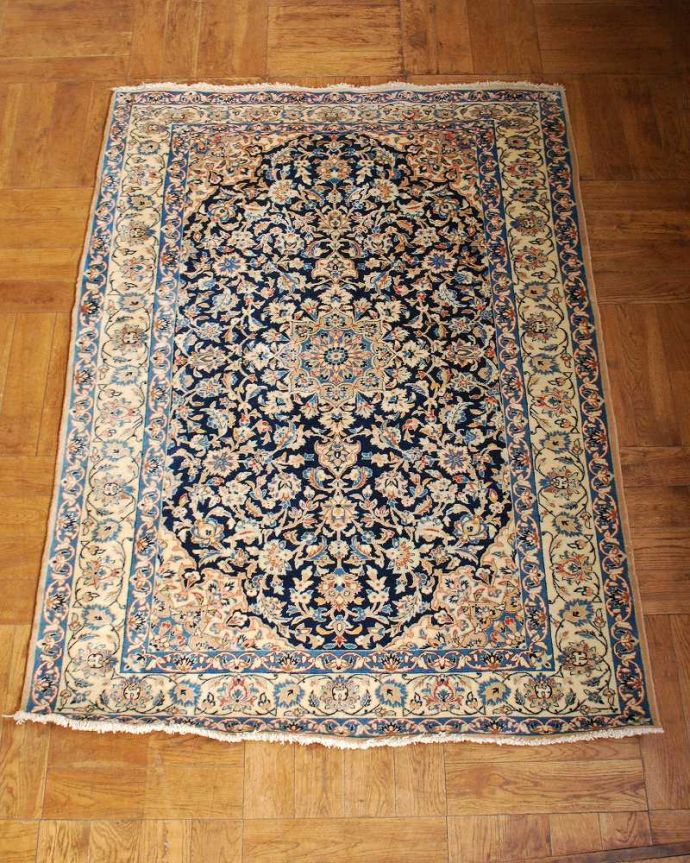 アンティーク 布製の雑貨 アンティーク雑貨 アンティーク家具との相性バツグン!ペルシャ絨毯の王様「イスファハーン」。上から見ると・・・オールドペルシャなので、新品ではありませんが、とてもキレイです。(OK-5)