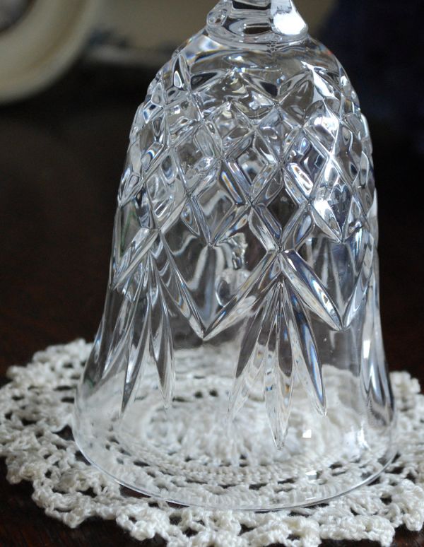 オブジェ、ベル　アンティーク雑貨　きらきら輝くガラスのディナーベル　アンティークプレスドグラス。アンティークのため、多少の欠け・傷がある場合がありますが、使用上問題はありませんので、ご了承下さい。(pg-2817)