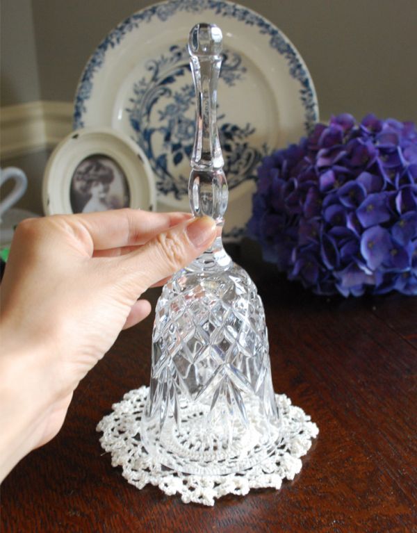 オブジェ、ベル　アンティーク雑貨　きらきら輝くガラスのディナーベル　アンティークプレスドグラス。お部屋のどこに置いても素敵なインテリアになります。(pg-2817)