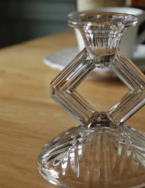 アンティーク 雑貨のガラス小物　アンティーク雑貨　アンティークのガラス雑貨、ダイヤの形が可愛いプレスドグラスのキャンドルスタンド。ドレッシングセットの必須アイテムでしたもともとはドレッシングセットとしてパフケースと一緒にトレイの上に必ずセッティングされていたキャンドルスタンド。(pg-2867)