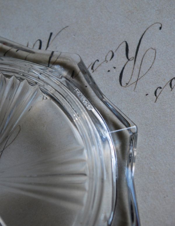 アンティーク 雑貨のガラス小物 アンティーク雑貨 アンティークガラスの小さなトレー(プレート)、プレスドグラス。お茶の時間を華やかにする小さなガラスのコースター毎日のお茶の時間や、特別なおもてなしにもピッタリな美しいガラスのコースターです。(pg-3041)