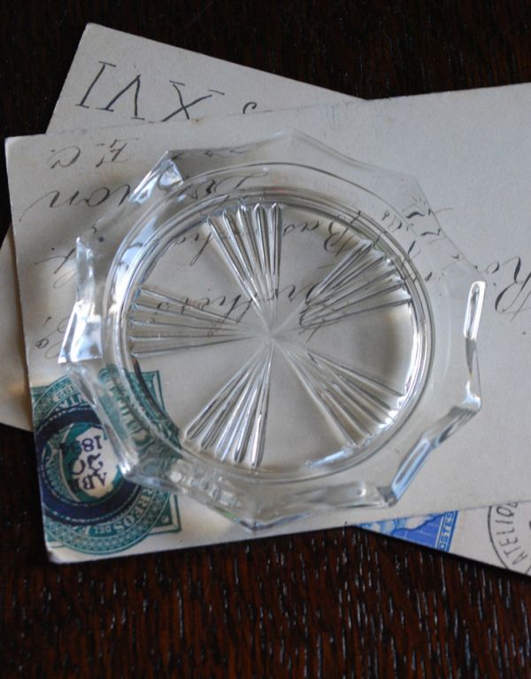 アンティーク 雑貨のガラス小物 アンティーク雑貨 アンティークガラスの小さなトレー(プレート)、プレスドグラス。上から見るとこんな形アンティークなので多少のキズやカケがある場合はありますが、使用上問題はありませんのでご了承下さい。(pg-3041)