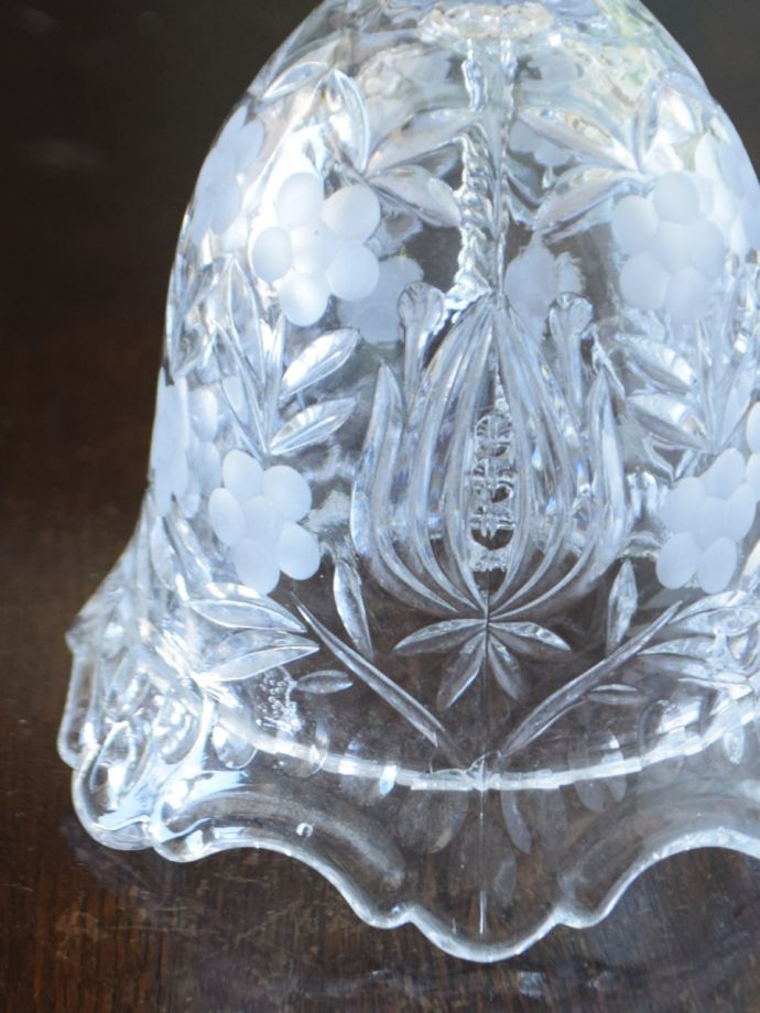 装飾も美しいガラスで出来たベル