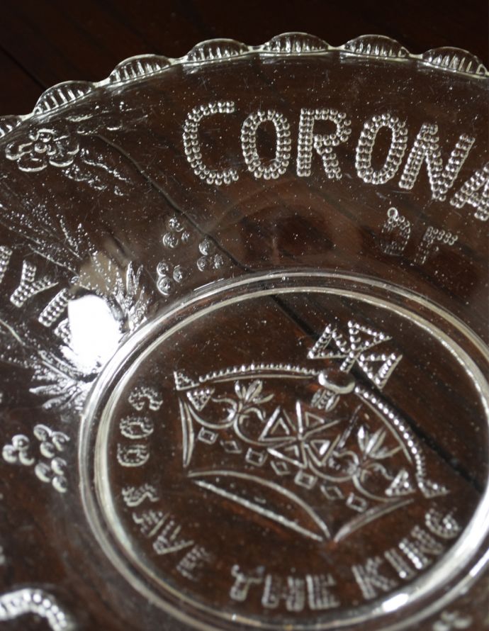 プレート、ケーキスタンド アンティーク雑貨 1937年のアンティークコロネーションプレート(プレスドグラス) 。アンティークのため、多少の欠け・傷がある場合がありますが、使用上問題はありませんので、ご了承下さい。(pg-3182)