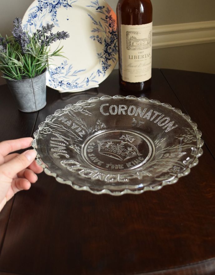 プレート、ケーキスタンド アンティーク雑貨 1937年のアンティークコロネーションプレート(プレスドグラス) 。コレクションしたくなる美しさです。(pg-3182)