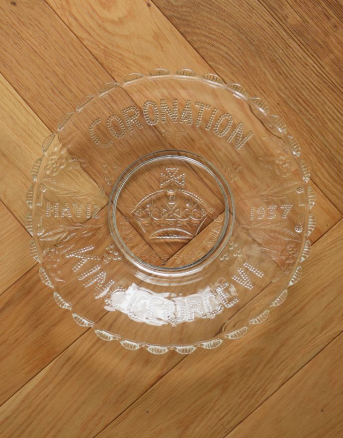 プレート、ケーキスタンド アンティーク雑貨 1937年のアンティークコロネーションプレート(プレスドグラス) 。美しい装飾の中に1937年のナンバーがあります。(pg-3182)