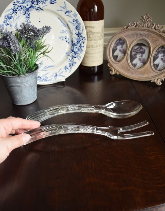 アンティーク 雑貨のガラス小物　アンティーク雑貨　アンティークプレスドグラスのサービングスプーン＆フォークセット。こんな形ですアンティークなので多少のキズやカケがある場合はありますが、使用上問題はありませんのでご了承下さい。(pg-3199)