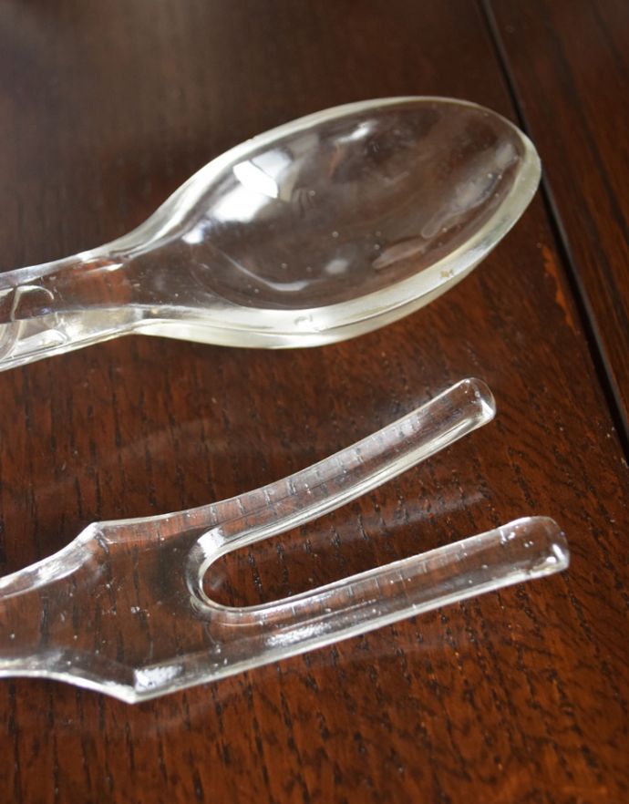 アンティーク 雑貨のガラス小物　アンティーク雑貨　アンティークプレスドグラスのサービングスプーン＆フォークセット。ちゃんと使えます現代まで割れずにいたことに感謝したくなるくらいの美しさです。(pg-3199)