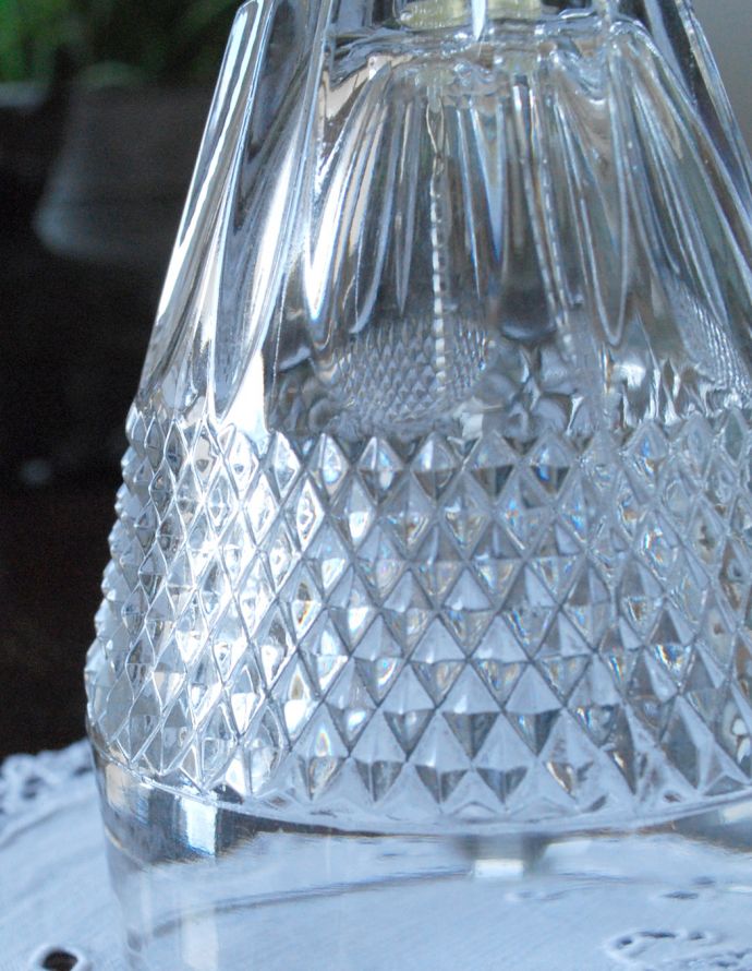 オブジェ、ベル アンティーク雑貨 持ち手がゴージャスな輝きを放つガラスのディナーベル アンティークプレスドグラス。アンティークのため、多少の欠け・傷がある場合がありますが、使用上問題はありませんので、ご了承下さい。(pg-3264)