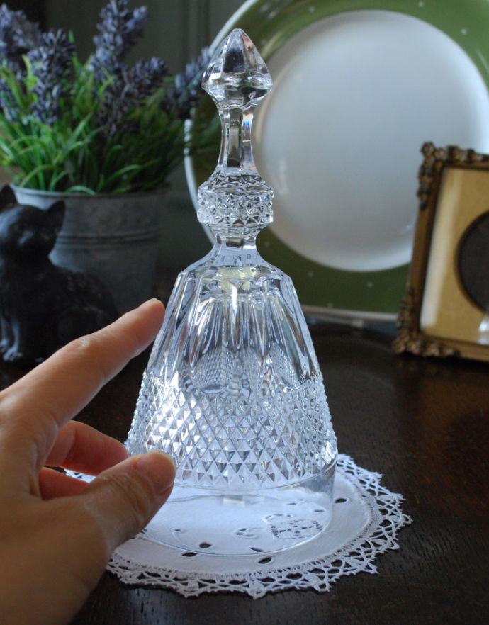 オブジェ、ベル アンティーク雑貨 持ち手がゴージャスな輝きを放つガラスのディナーベル アンティークプレスドグラス。お部屋のどこに置いても素敵なインテリアになります。(pg-3264)