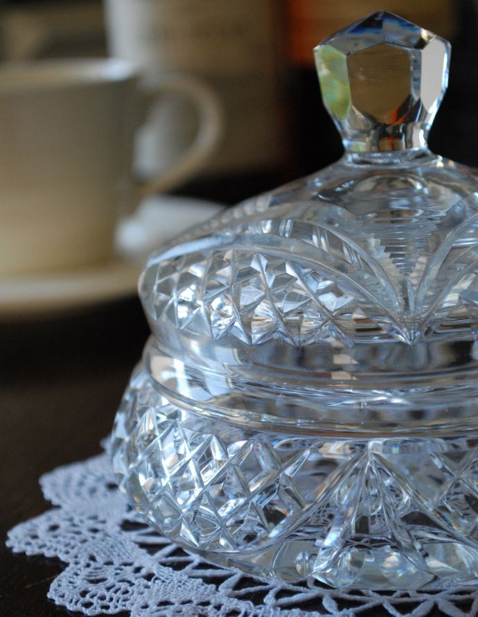 ふた付きケース、スパイスケース アンティーク雑貨 ダイヤカットの輝きと、持ち手の美しさが魅力なガラスケース、美しいアンティークプレスドグラス。アンティークのため、多少の欠け・傷がある場合がありますが、使用上問題はありませんので、ご了承下さい。(pg-3301)