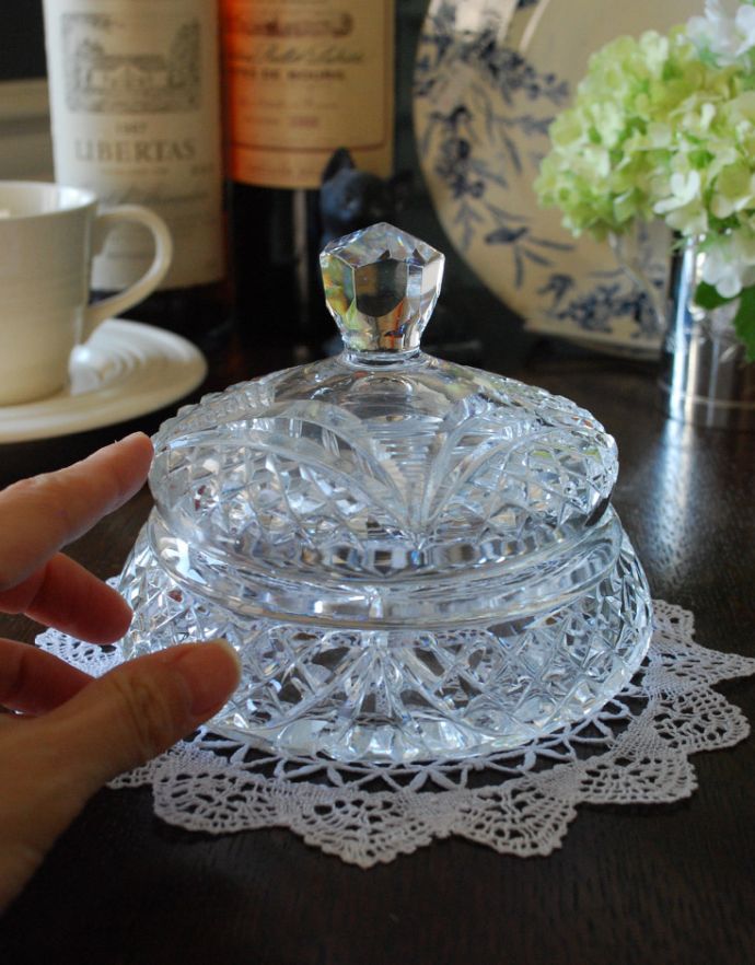 ふた付きケース、スパイスケース アンティーク雑貨 ダイヤカットの輝きと、持ち手の美しさが魅力なガラスケース、美しいアンティークプレスドグラス。どこに置いても華やかなガラスのケースです。(pg-3301)
