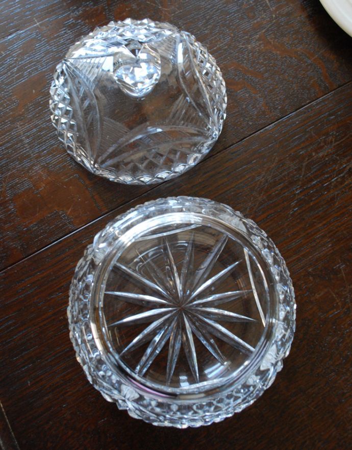 ふた付きケース、スパイスケース アンティーク雑貨 ダイヤカットの輝きと、持ち手の美しさが魅力なガラスケース、美しいアンティークプレスドグラス。上から見るとこんな感じです。(pg-3301)