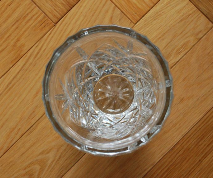 アンティーク 雑貨のガラス小物　アンティーク雑貨　縁どりのカッティングまで美しいアンティークフラワーベース（花器）プレスドグラス 。上からのぞいて見ると･･･アンティークなので多少のキズ・欠けがある場合がありますが、使用上問題はありませんので、ご了承下さい。(pg-3355)