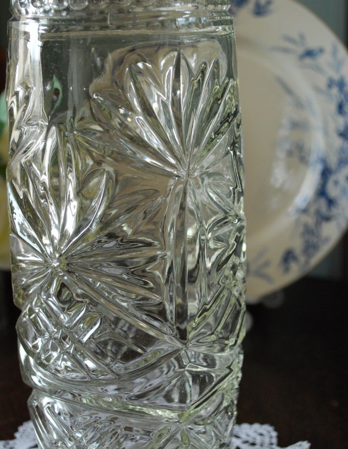 アンティーク 雑貨のガラス小物 アンティーク雑貨 お花のカッティングが華やかなアンティークフラワーベース(花器)プレスドグラス 。光が入るとキラキラと輝きますサイズが大きなプレスドグラスは、より太陽の光を反射してキラキラと輝きます。(pg-3358)