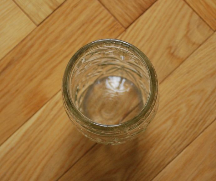 アンティーク 雑貨のガラス小物 アンティーク雑貨 お花のカッティングが華やかなアンティークフラワーベース(花器)プレスドグラス 。上からのぞいて見ると・・・アンティークなので多少のキズ・欠けがある場合がありますが、使用上問題はありませんので、ご了承下さい。(pg-3358)