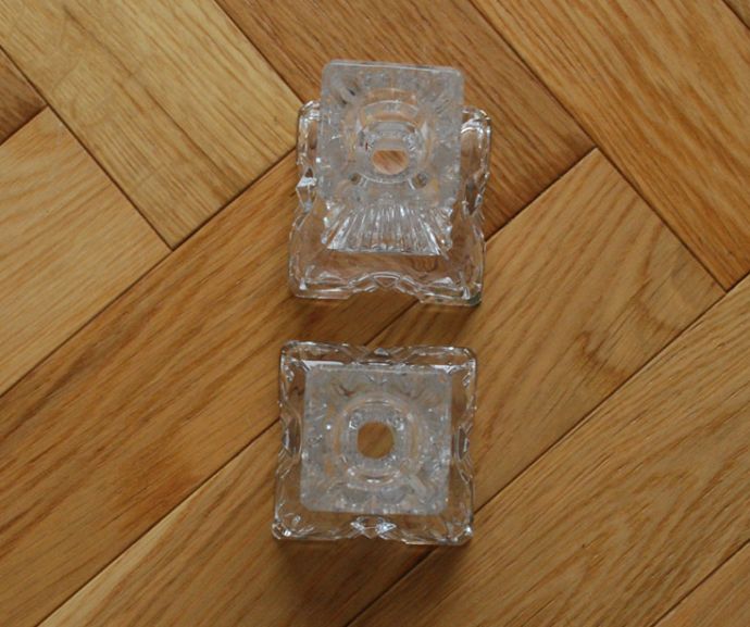 アンティーク 雑貨のガラス小物 アンティーク雑貨 ガラスの輝きがきらきら美しいキャンドルスタンドセット、アンティークプレスドグラス。上から見るとこんな感じですアンティークなので多少のキズやカケがある場合はありますが、使用上問題はありませんのでご了承下さい。(pg-3378)