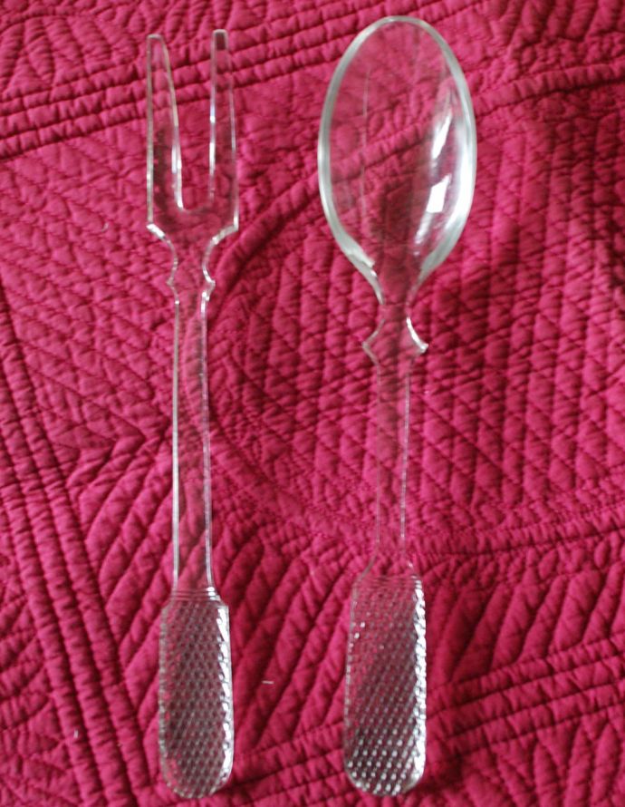 アンティーク雑貨 食卓を華やかにするサービングスプーン&フォークセット、アンティークプレスドグラス。ちゃんと使えます現代まで割れずにいたことに感謝したくなるくらいの美しさです。(pg-3410)