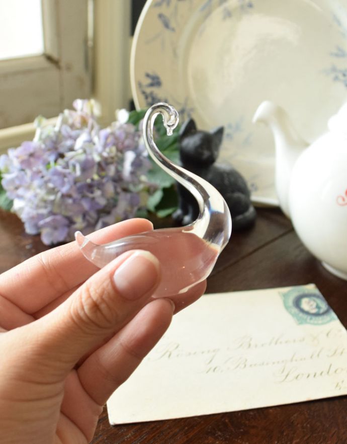 アンティーク 雑貨のガラス小物　アンティーク雑貨　アンティークのガラスのオブジェ、上品な姿が美しいスワン。大きさはこれくらいですコレクションしたくなるくらい、いろんなサイズのものがあります。(pg-3445)