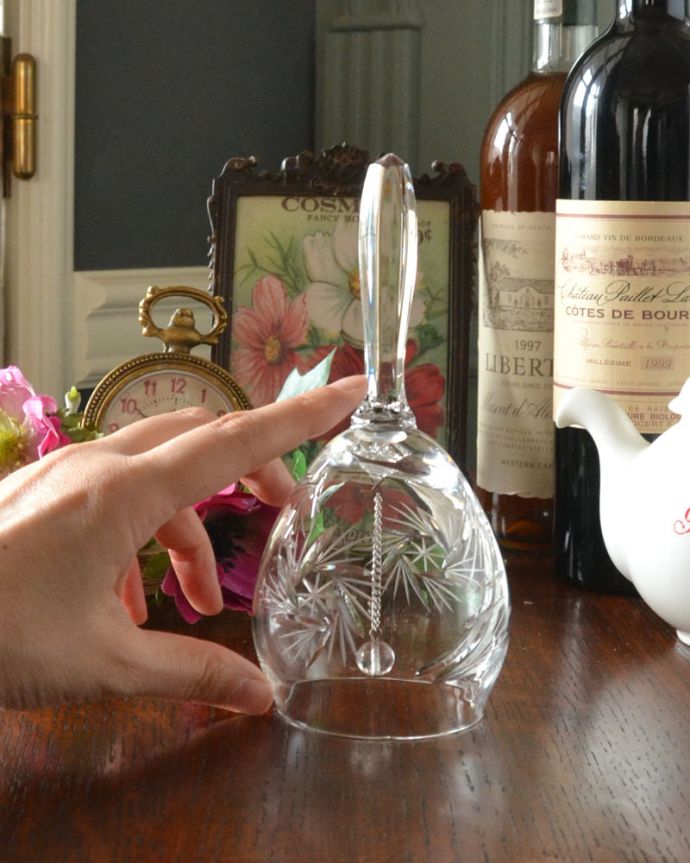 アンティーク 雑貨のガラス小物　アンティーク雑貨　星が輝くアンティークプレスドグラスのディナーベル。大きさはこれくらいですいろんな場所に置いて使われていただけあって、大きさもいろいろ。(pg-3603)