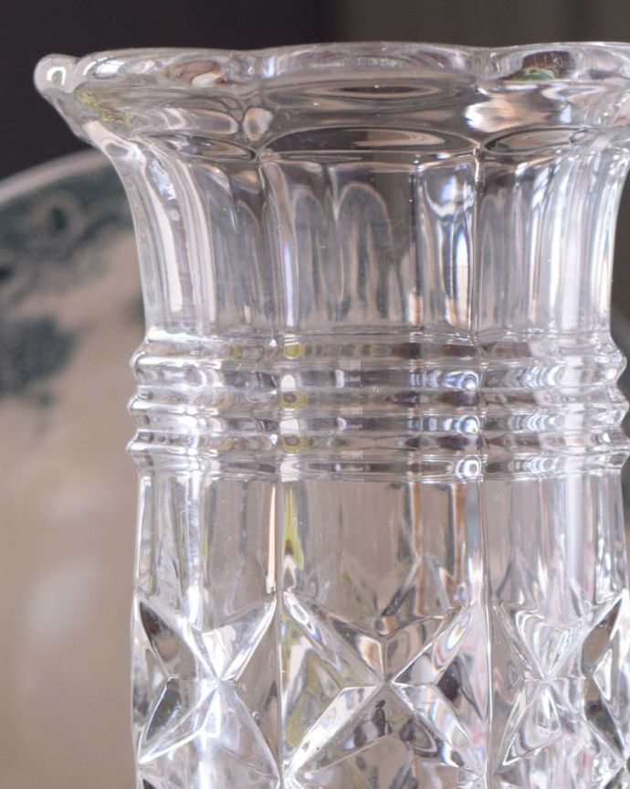 アンティーク 雑貨のガラス小物 アンティーク雑貨 上質な大人の輝きが美しいフラワーベース、アンティークプレスドグラス。光が入るとキラキラと輝きますサイズが大きなプレスドグラスは、より太陽の光を反射してキラキラと輝きます。(pg-3738)