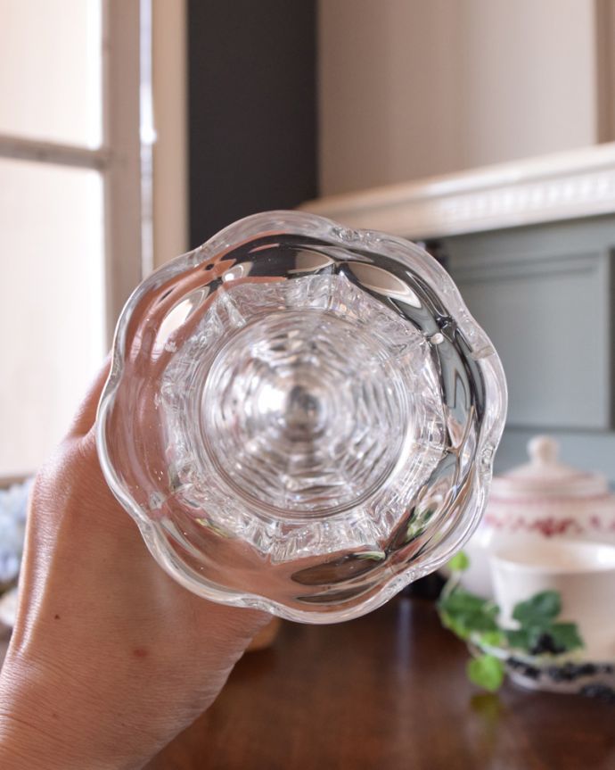 アンティーク 雑貨のガラス小物 アンティーク雑貨 上質な大人の輝きが美しいフラワーベース、アンティークプレスドグラス。上からのぞいて見ると・・・アンティークなので多少のキズ・欠けがある場合がありますが、使用上問題はありませんので、ご了承下さい。(pg-3738)