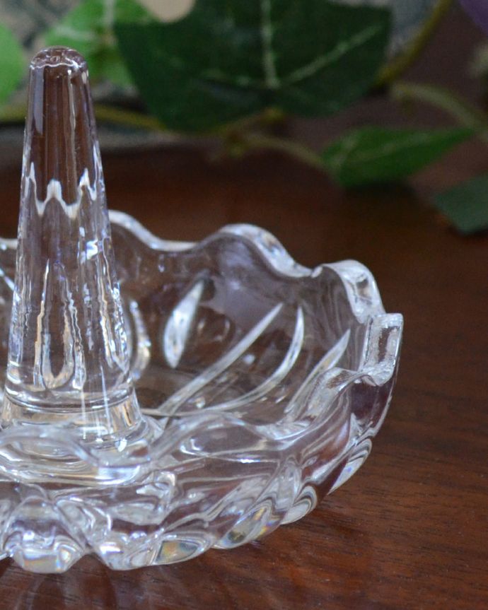 アンティーク 雑貨のガラス小物　アンティーク雑貨　アクセサリーをかわいく収納、アンティークプレスドグラスのリングスタンド。大切な指輪のために作られた場所真ん中に指輪を通して使われていたリングスタンド。(pg-3791)