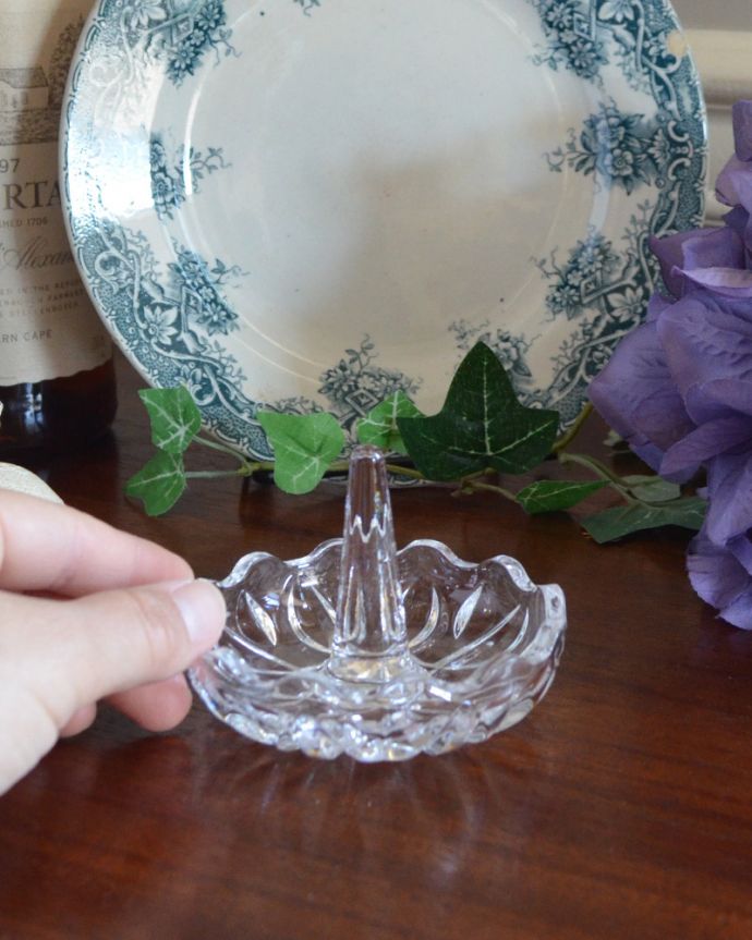 アンティーク 雑貨のガラス小物　アンティーク雑貨　アクセサリーをかわいく収納、アンティークプレスドグラスのリングスタンド。お気に入りのアクセサリーと一緒に真ん中に指輪を挿して周りにはピアスやネックレスを。(pg-3791)