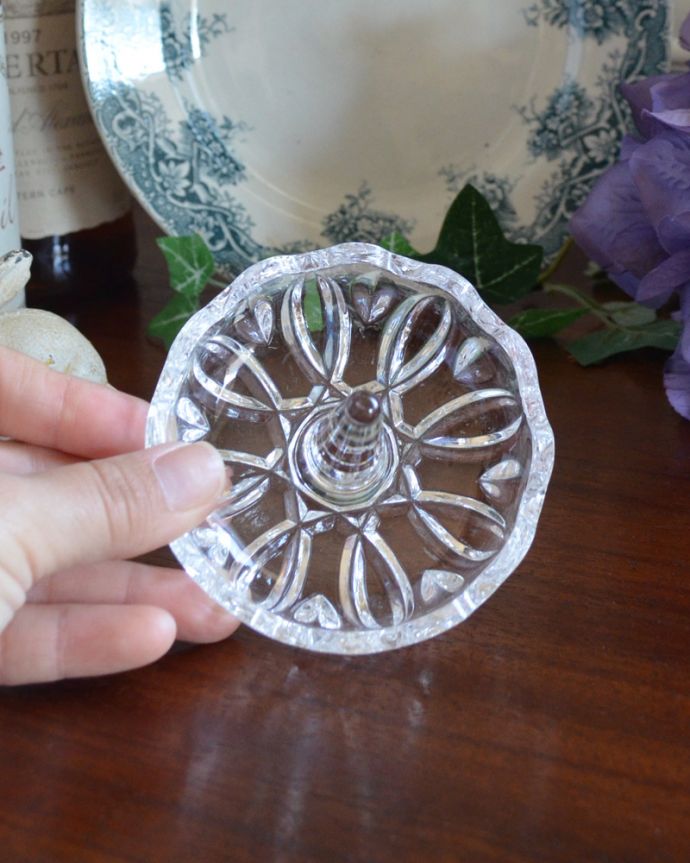 アンティーク 雑貨のガラス小物　アンティーク雑貨　アクセサリーをかわいく収納、アンティークプレスドグラスのリングスタンド。上から見るとこんな感じですアンティークなので多少のキズ・欠けがある場合がありますが、使用上問題ありませんので予めご了承下さい。(pg-3791)