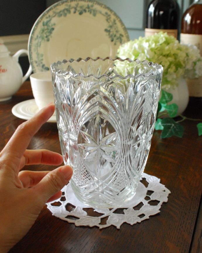 アンティーク 雑貨のガラス小物　アンティーク雑貨　お花と共にきらきら輝くガラスのアンティークプレスドグラス（花器）。気軽に使えるフラワーベース英国らしくいろんなサイズが見つかる花器。(pg-3801)