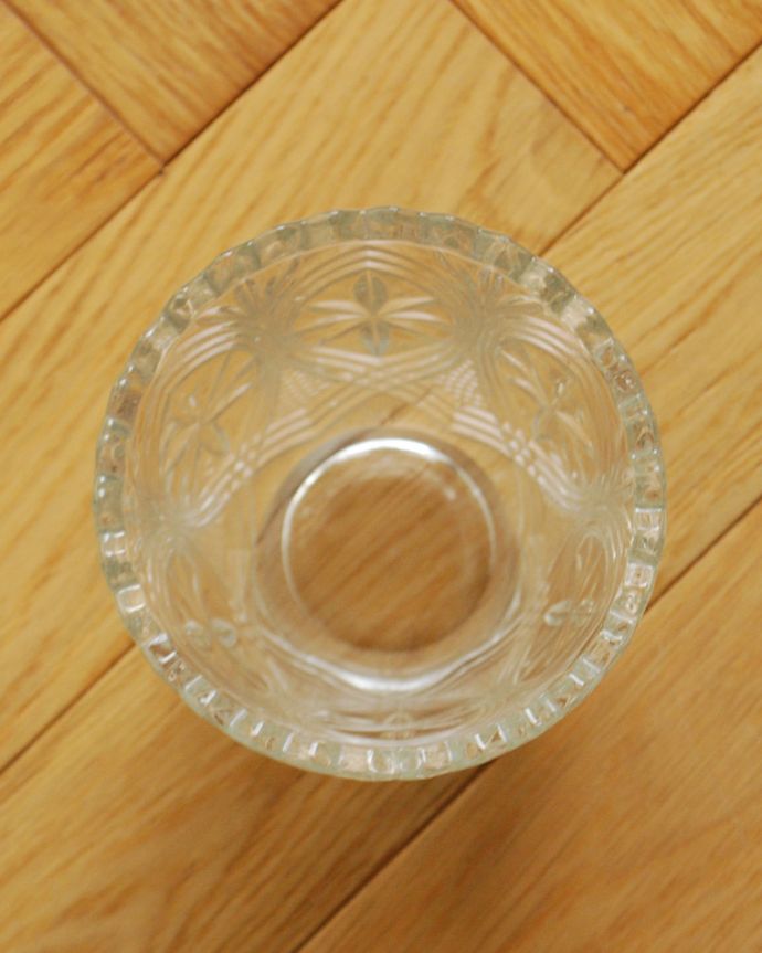 アンティーク 雑貨のガラス小物　アンティーク雑貨　お花と共にきらきら輝くガラスのアンティークプレスドグラス（花器）。上から見るとこんな感じですアンティークなので、多少の欠け・傷がある場合がありますが、使用上問題はありませんのでご了承下さい。(pg-3801)