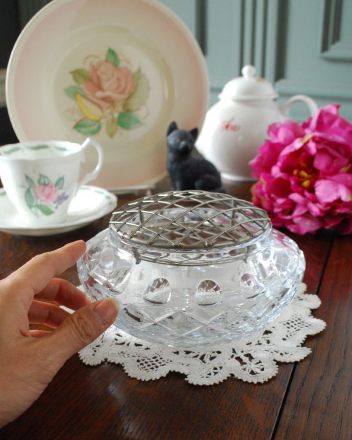 花留め付きのガラスボール（花器）アンティークプレスドグラス(pg-3833