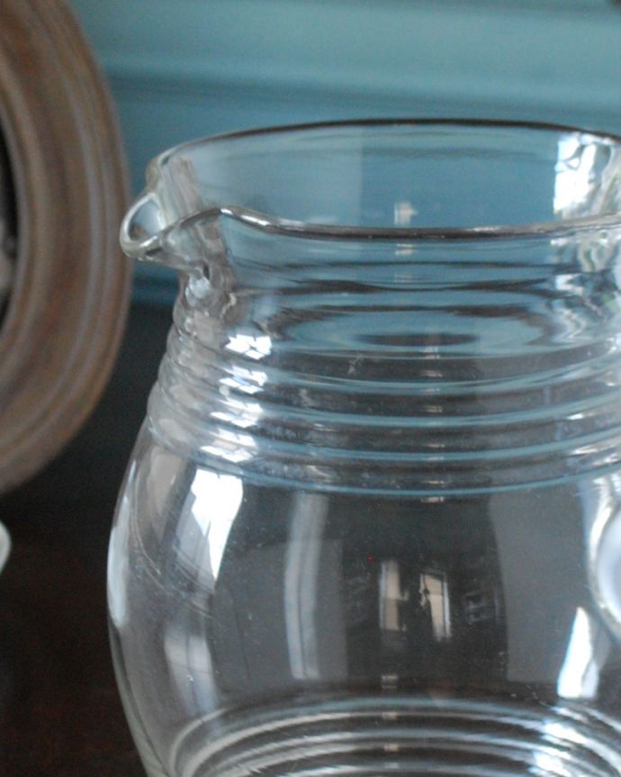 アンティーク 雑貨のガラス小物　アンティーク雑貨　アンティークプレスドグラスのレモネードジャグ（ピッチャー）。憧れのレモネードが似合うジャグシンプルなデザインのレモネードジャグは、春から夏にかけて芝生のグリーンが鮮やかな時期にレモネードを入れて使われていました。(pg-3836)