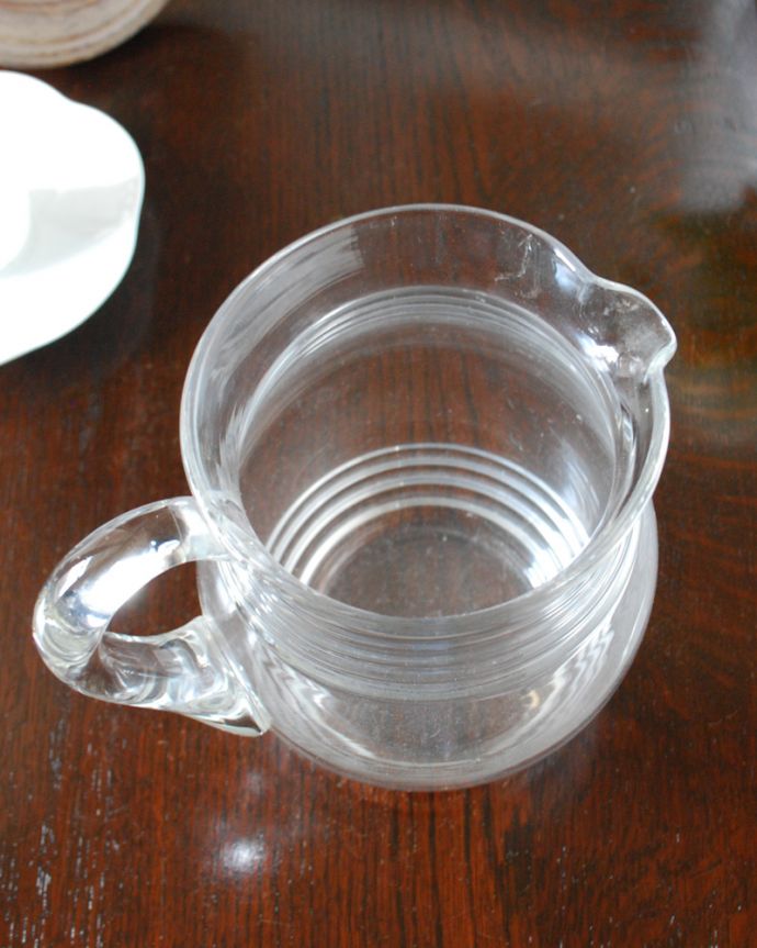 アンティーク 雑貨のガラス小物　アンティーク雑貨　アンティークプレスドグラスのレモネードジャグ（ピッチャー）。上から見るとこんな感じです。(pg-3836)