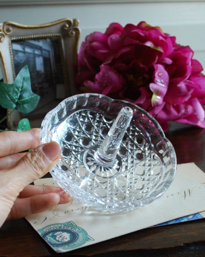 アンティーク 雑貨のガラス小物　アンティーク雑貨　底に散りばめられた水玉模様が可愛いアンティークプレスドグラス（リングスタンド）。上から見るとこんな感じですアンティークなので多少のキズ・欠けがある場合がありますが、使用上問題ありませんので予めご了承下さい。(pg-3849)