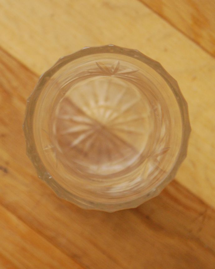 アンティーク 雑貨のガラス小物　アンティーク雑貨　英国アンティーク雑貨、綺麗なガラスのプレスドグラス（花器）。上から見るとこんな感じですアンティークなので、多少の欠け・傷がある場合がありますが、使用上問題はありませんのでご了承下さい。(pg-3902)