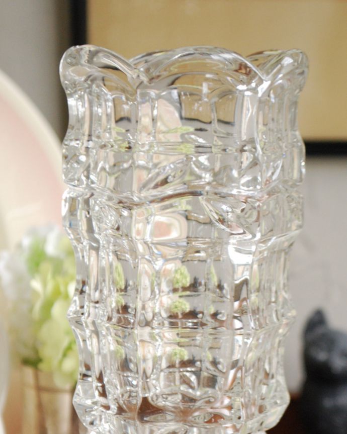 アンティーク 雑貨のガラス小物　アンティーク雑貨　ガラスのゆらめきが美しい・・・アンティークプレスドグラス（フラワーベース）。お花を入れずに眺めているだけで幸せな時間アンティークのガラスは成分が今のものと違うので、置いておくだけでキラキラ輝いて楽しめます。(pg-3934)