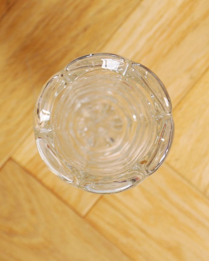 アンティーク 雑貨のガラス小物　アンティーク雑貨　ガラスのゆらめきが美しい・・・アンティークプレスドグラス（フラワーベース）。上から見るとこんな感じですアンティークなので、多少の欠け・傷がある場合がありますが、使用上問題はありませんのでご了承下さい。(pg-3934)