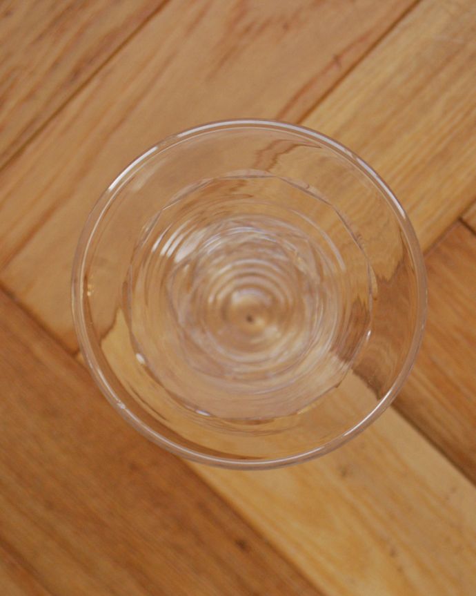 アンティーク 雑貨のガラス小物 アンティーク雑貨 大きなダイヤ模様が煌くアンティークプレスドグラス(フラワーベース)。上から見て中をチェックアンティークなので多少の欠けやキズがある場合がありますが、使用上問題ありませんのでご了承下さい。(pg-3935)