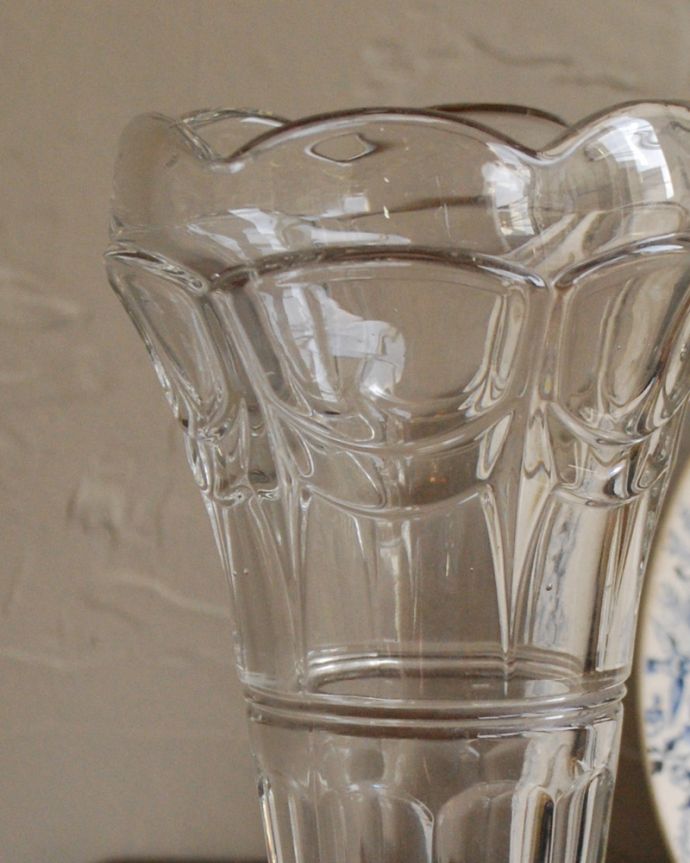 アンティーク 雑貨のガラス小物　アンティーク雑貨　可憐なアンティークのフラワーベース、縁どりが可愛いフラワーベース（花器）プレスドグラス。光が入るとキラキラと輝きますサイズが大きなプレスドグラスは、より太陽の光を反射してキラキラと輝きます。(pg-3943)