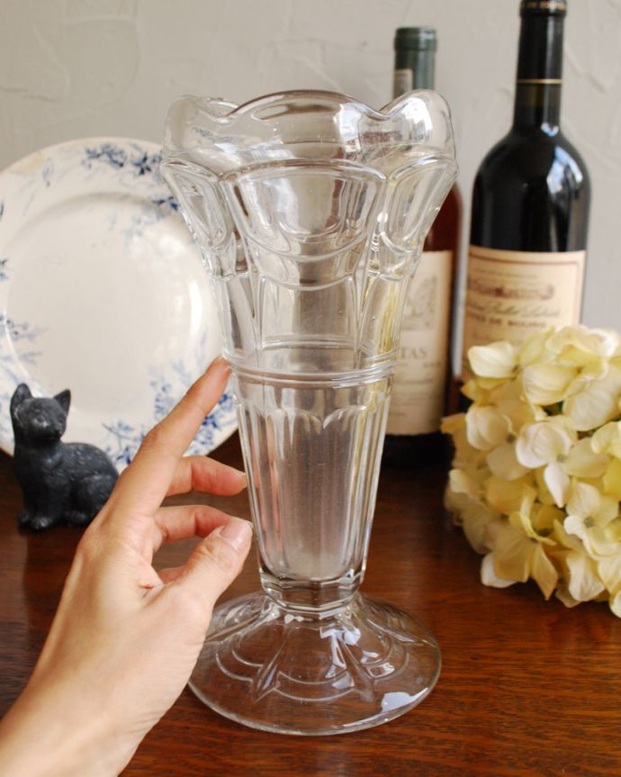 アンティーク 雑貨のガラス小物　アンティーク雑貨　可憐なアンティークのフラワーベース、縁どりが可愛いフラワーベース（花器）プレスドグラス。置くだけで華やかな雰囲気大きなサイズの花器は、お家に1つは欲しいアイテム。(pg-3943)