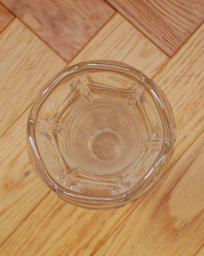 アンティーク 雑貨のガラス小物　アンティーク雑貨　可憐なアンティークのフラワーベース、縁どりが可愛いフラワーベース（花器）プレスドグラス。上からのぞいて見ると･･･アンティークなので多少のキズ・欠けがある場合がありますが、使用上問題はありませんので、ご了承下さい。(pg-3943)