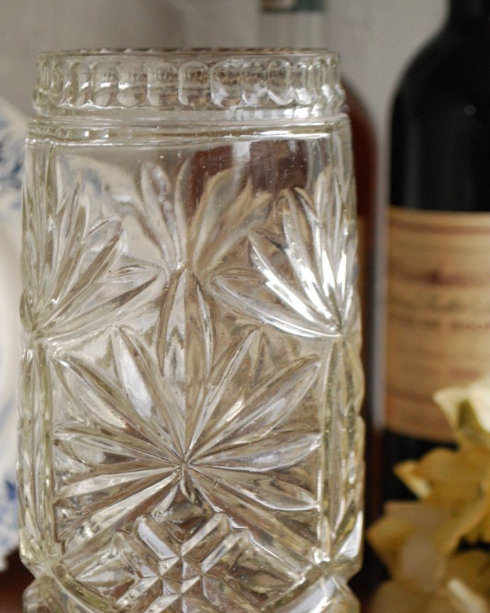 アンティーク 雑貨のガラス小物 アンティーク雑貨 お花が可愛いアンティークガラスのフラワーベース(花瓶)、プレスドグラス。光が入るとキラキラと輝きますサイズが大きなプレスドグラスは、より太陽の光を反射してキラキラと輝きます。(pg-3944)