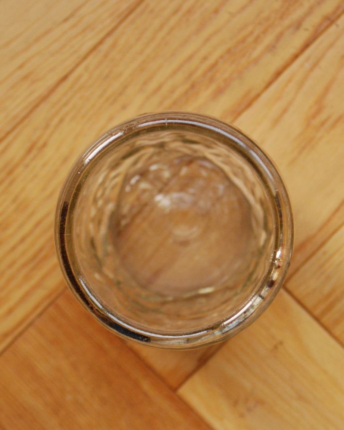 アンティーク 雑貨のガラス小物 アンティーク雑貨 お花が可愛いアンティークガラスのフラワーベース(花瓶)、プレスドグラス。上からのぞいて見ると・・・アンティークなので多少のキズ・欠けがある場合がありますが、使用上問題はありませんので、ご了承下さい。(pg-3944)