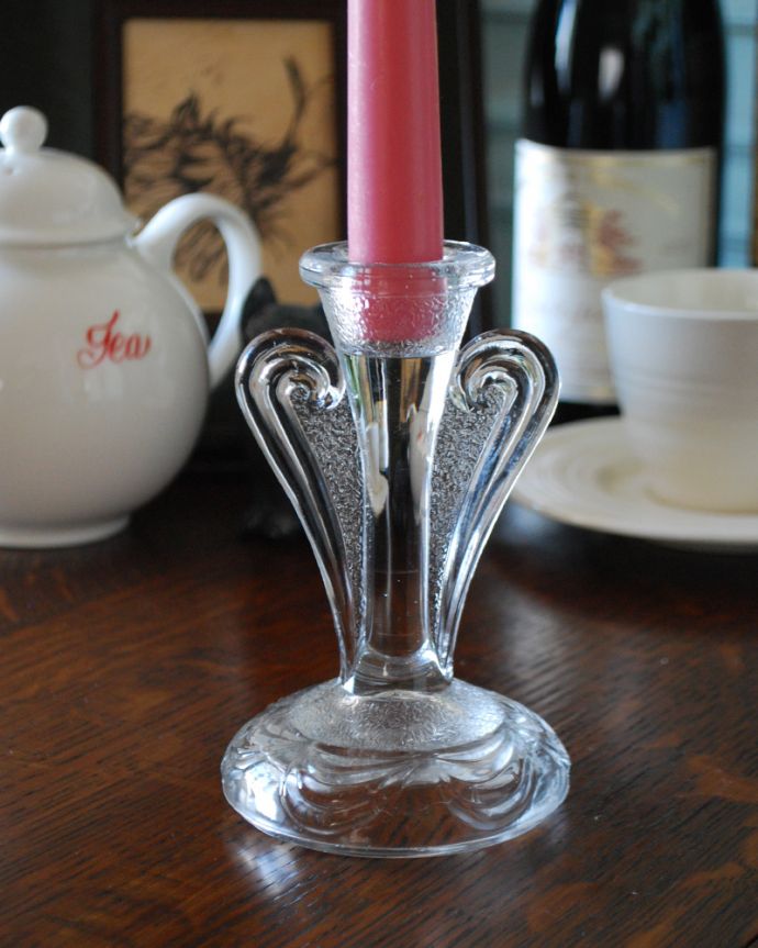 アンティーク 雑貨のガラス小物　アンティーク雑貨　エンジェルの羽モチーフが可愛いキャンドルスタンドセット、アンティークプレスドグラス。ドレッシングセットの必須アイテムでしたもともとはドレッシングセットとしてパフケースと一緒にトレイの上に必ずセッティングされていたキャンドルスタンド。(pg-3960)