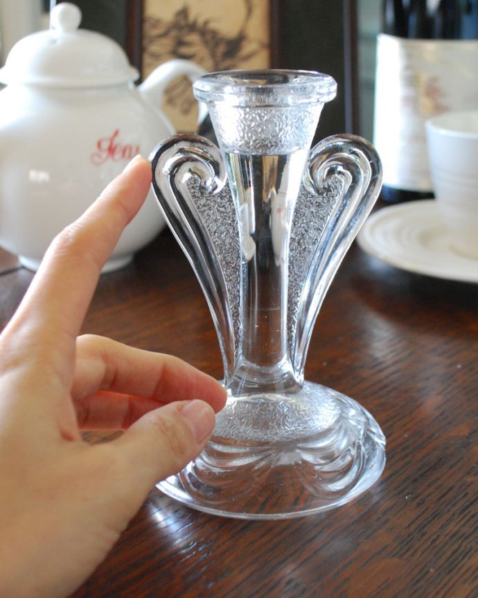 アンティーク 雑貨のガラス小物　アンティーク雑貨　エンジェルの羽モチーフが可愛いキャンドルスタンドセット、アンティークプレスドグラス。癒されるキャンドルの灯りここにキャンドルを挿すだけで、なんだか特別な日に変わります。(pg-3960)