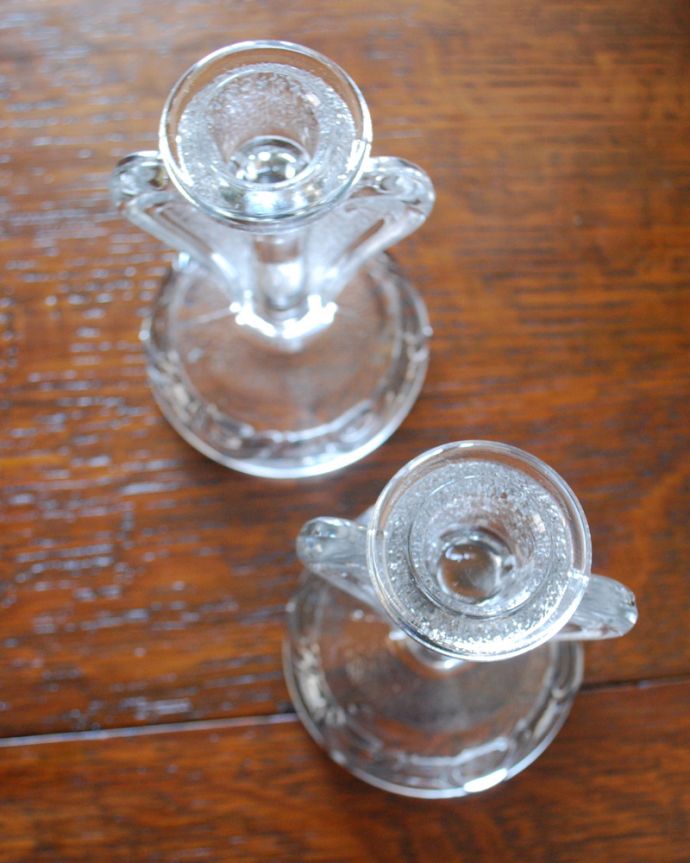 アンティーク 雑貨のガラス小物　アンティーク雑貨　エンジェルの羽モチーフが可愛いキャンドルスタンドセット、アンティークプレスドグラス。上から見るとこんな感じですアンティークなので多少のキズやカケがある場合はありますが、使用上問題はありませんのでご了承下さい。(pg-3960)
